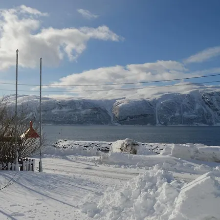 Lyngenfjord, Froyas Hus 山林小屋 *