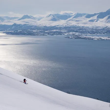 Lyngenfjord, Froyas Hus *