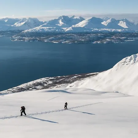 Lyngenfjord, Frøyas Hus Lodger