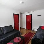 Lyngenfjord, Frøyas Hus Lodger *